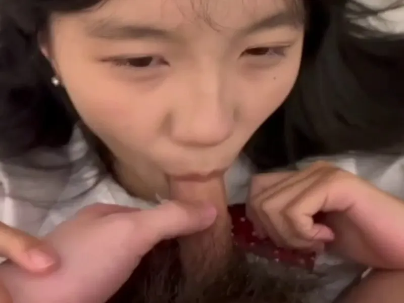 Em loli dễ thương liếm cò biến em thành con em đào dâm dục p2